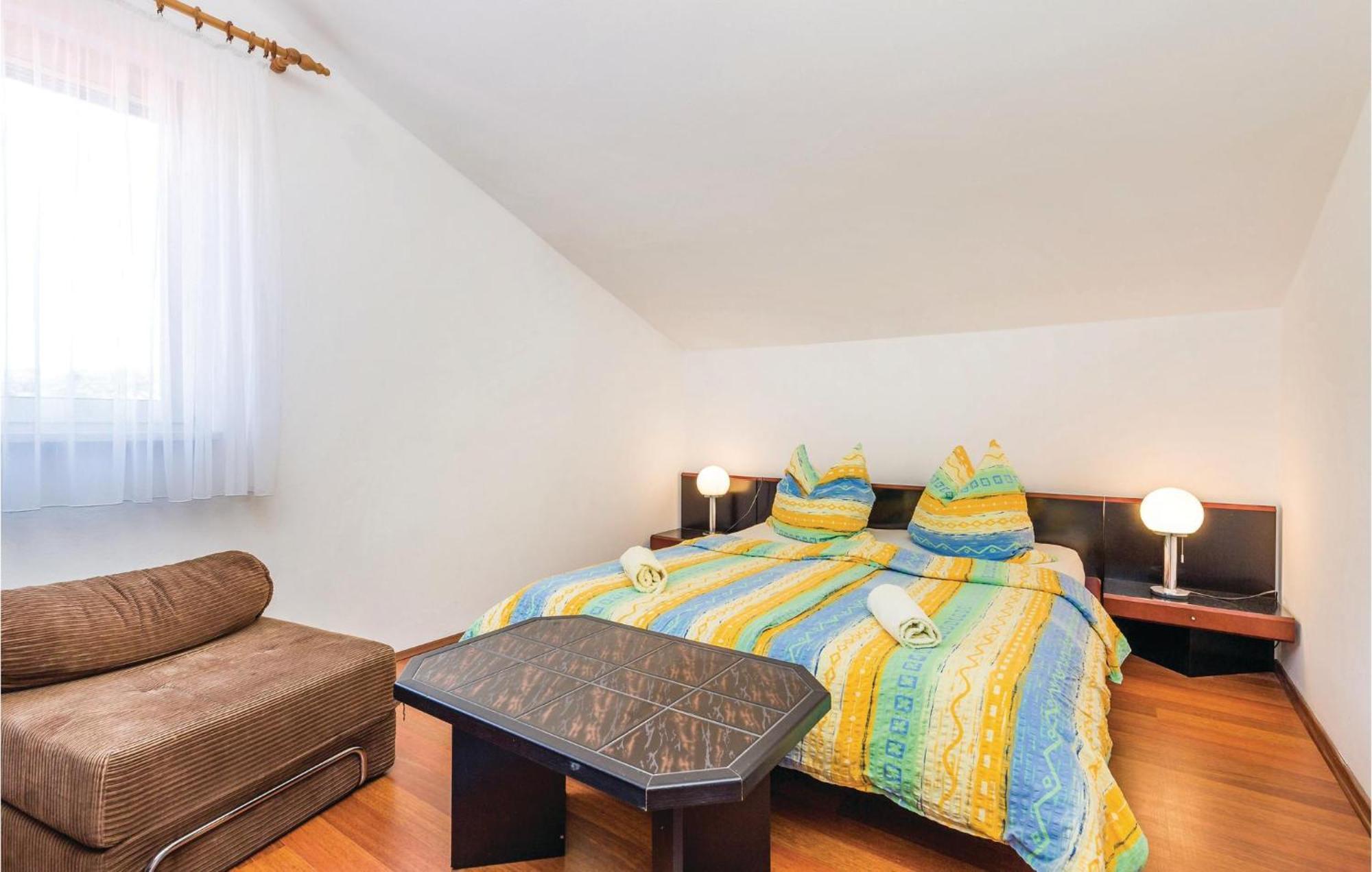 Lovely Apartment In Kampor With Kitchen Ngoại thất bức ảnh