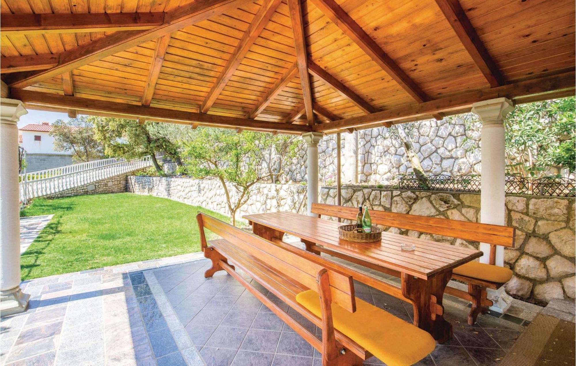 Lovely Apartment In Kampor With Kitchen Ngoại thất bức ảnh