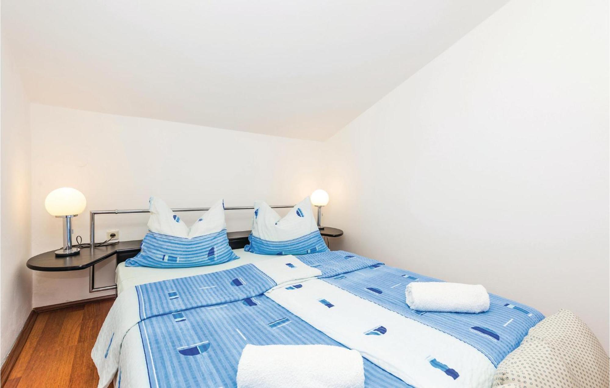 Lovely Apartment In Kampor With Kitchen Ngoại thất bức ảnh