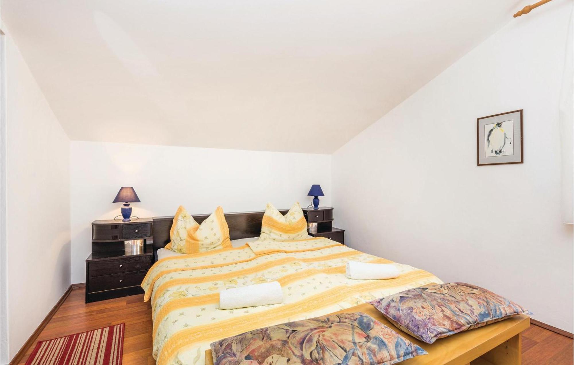 Lovely Apartment In Kampor With Kitchen Ngoại thất bức ảnh