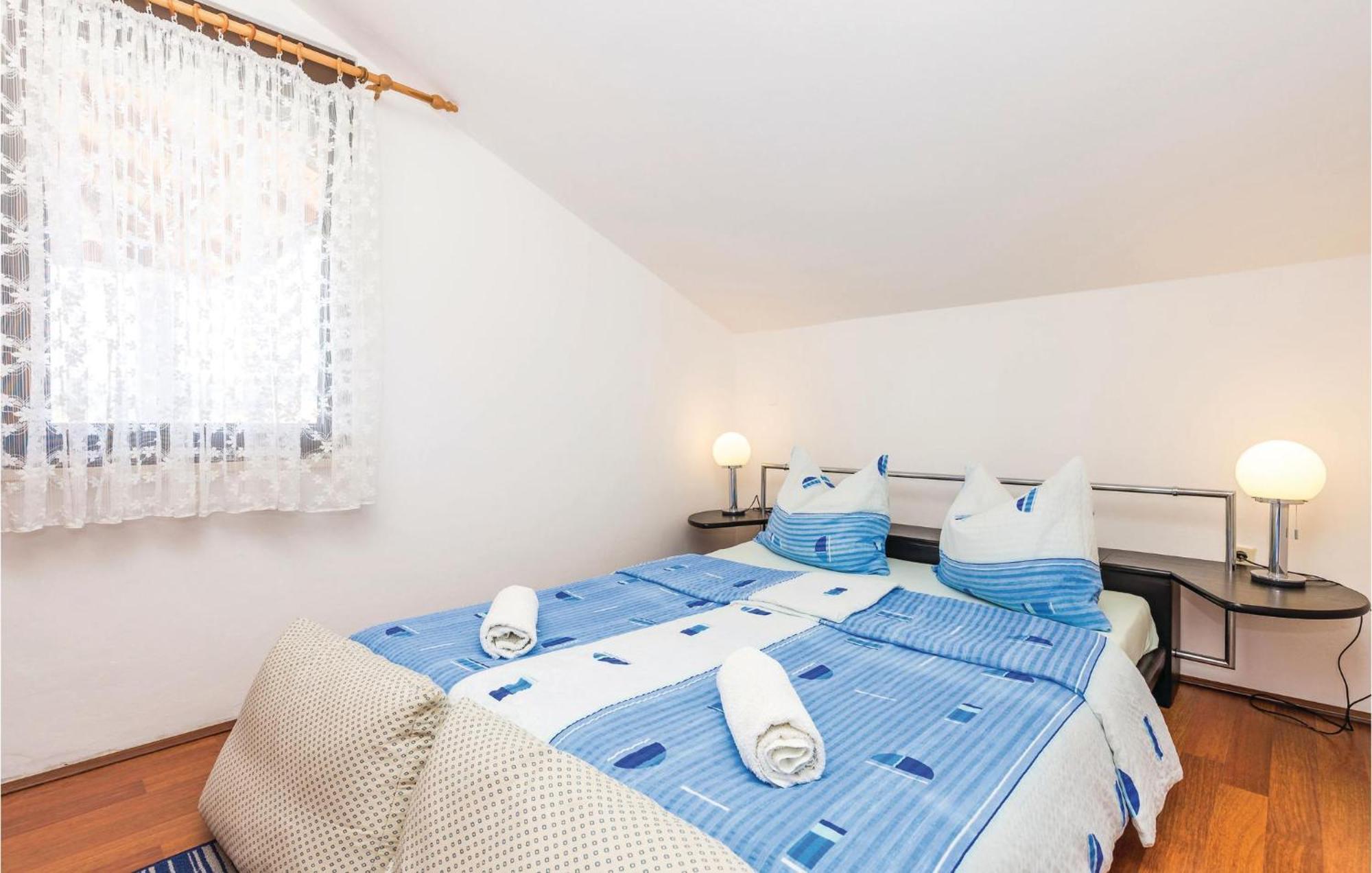 Lovely Apartment In Kampor With Kitchen Ngoại thất bức ảnh