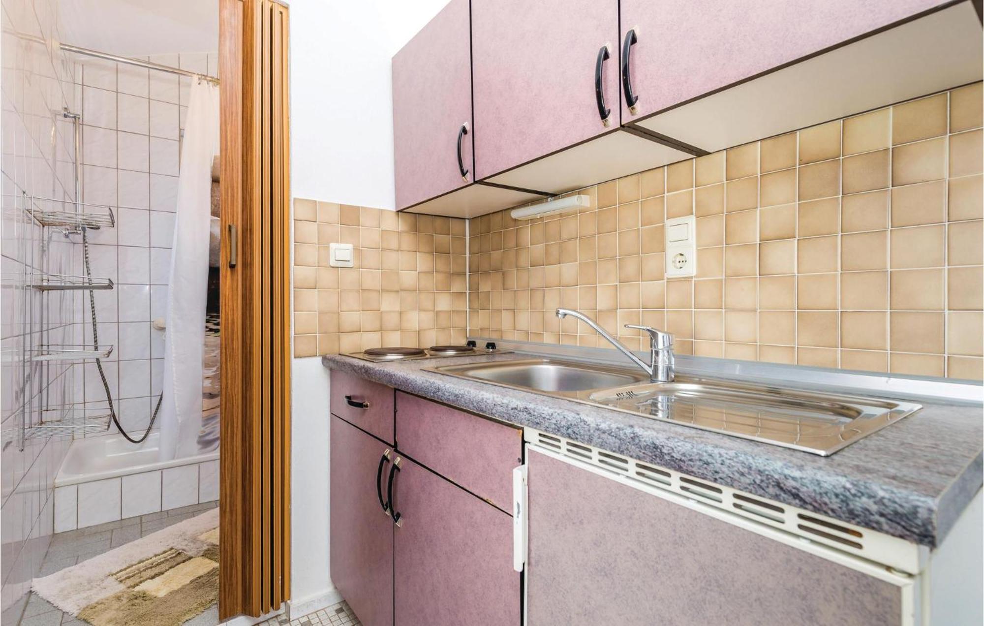 Lovely Apartment In Kampor With Kitchen Ngoại thất bức ảnh