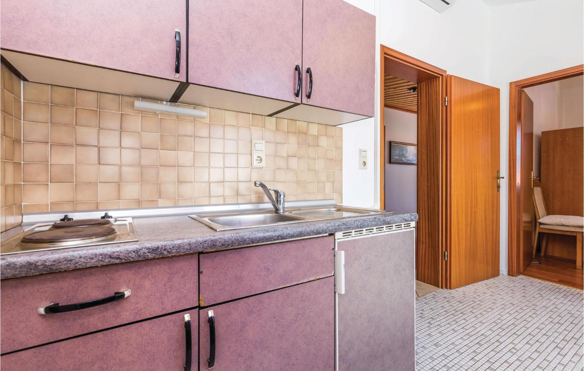 Lovely Apartment In Kampor With Kitchen Ngoại thất bức ảnh