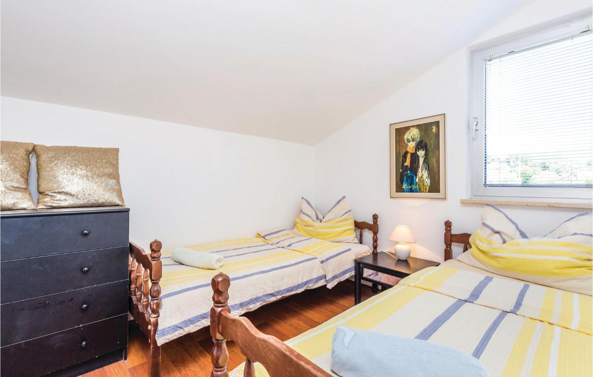 Lovely Apartment In Kampor With Kitchen Ngoại thất bức ảnh